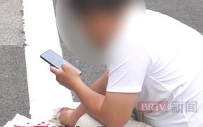 Vừa đi xe vừa họp video dẫn đến tai nạn đâm vào ô tô, người đàn ông vẫn tiếp tục làm việc không ngừng giây nào