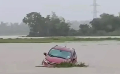 Ô tô suýt bị lũ cuốn khi qua đường ngập ở Đà Nẵng