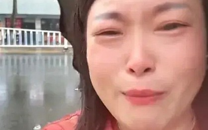 Biết lý do người mẹ này khóc lóc ầm ĩ giữa đường, cư dân mạng bối rối: Thế này thì sao dạy con tự lập được?