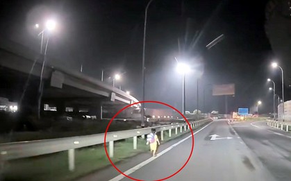 Bé trai đeo cặp sách vừa chạy vừa khóc trên cao tốc lúc 23 giờ, bất ngờ chuyện phía sau