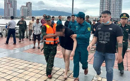Đang tập lái ca nô trên sông Hàn, bộ đội kịp cứu nam thanh niên gặp nạn