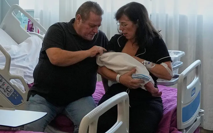 54 tuổi mất con, người mẹ chạy nước rút sinh thêm từ phôi đông lạnh 22 năm trước