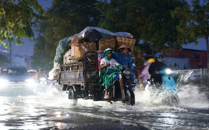 Mưa lớn kết hợp triều cường đạt đỉnh, người dân TP.HCM bì bõm lội nước về nhà