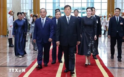 Ngày 14/9, một chuyến bay đặc biệt đáp xuống sân bay Nội Bài, do đích thân nhà vua cầm lái