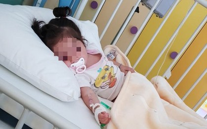 Hy hữu: Bé gái 16 tháng tuổi cứ ăn là nôn, bố mẹ hối hận khi nội soi phát hiện 1 "thứ đáng sợ"