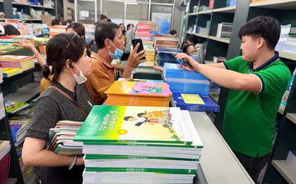 Phụ huynh và học sinh làm gì khi chưa có đủ SGK?