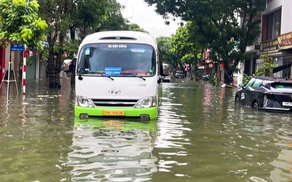 Hà Nội mưa tầm tã suốt đêm, những điểm nào đang ngập?