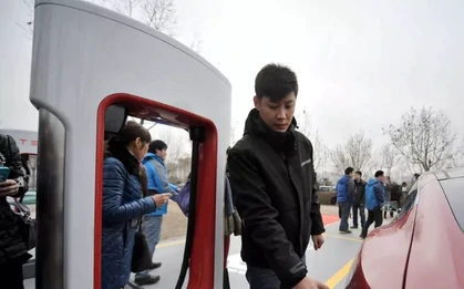 Nếu bán chính hãng ở Việt Nam, xe điện Tesla sẽ sạc thế nào?