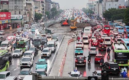 Hà Nội mưa lớn giờ tan tầm, các cầu qua sông Hồng tắc nghẹt
