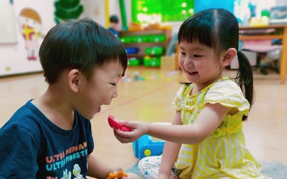 Giáo viên mầm non tiết lộ: Những đứa trẻ được bạn bè yêu quý ở trường thường có 5 điểm chung