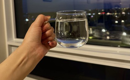 Lời khuyên cho những người thích uống nước trước khi đi ngủ