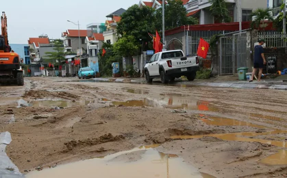 CLIP: 'Bão bùn' từ trên đồi đổ xuống, phủ kín gần 1km đường phố ở Quảng Ninh