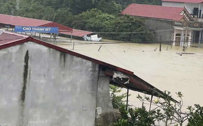 Mưa lớn, nước sông dâng 'nhấn chìm' chợ, ngập nửa nhà dân ở Thanh Hoá