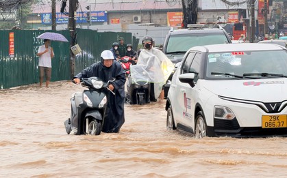 Trưa nay Hà Nội tiếp tục hứng mưa lớn, nguy cơ dông lốc, ngập úng