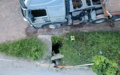 Vụ tài xế rơi xuống cống thoát nước tử vong: Một nhân viên Hạt quản lý đường bộ bị khởi tố