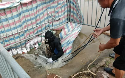 Hà Nội: Người nhái lặn tìm nam sinh nghi mất tích khi đi qua đường ngập