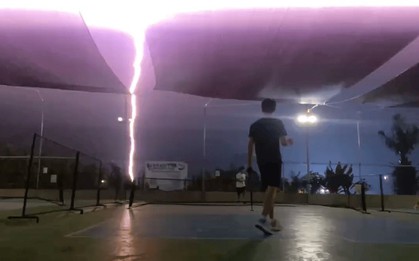 Sét đánh cạnh sân pickleball, người chơi hoảng sợ