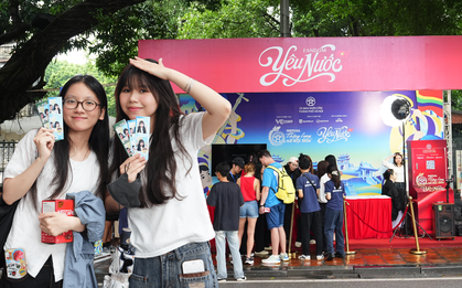 Người trẻ đến Văn Miếu “xin vía” học hành, công việc: Booth Fandom Yêu Nước có gì mà đông khách?