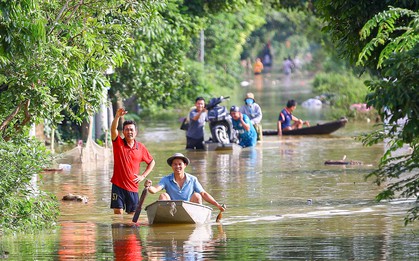 Sông Bùi vượt báo động 3, đê ngập sâu, dân Xuân Mai lũ lượt di dời