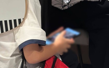 Nhìn lén màn hình điện thoại của đứa trẻ trong nhà hàng, hàng ngàn phụ huynh Việt hốt hoảng: Cha mẹ đừng vô ý thế này nữa!