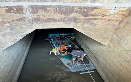 Giải cứu 2 người mắc kẹt trong ống cống ở Hà Nội
