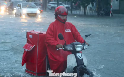 Mưa lớn ở Nghệ An: Phố biến thành ‘sông’, ô tô, xe máy chết máy hàng loạt