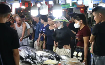 Du khách chen chân đi chợ mua hải sản Quảng Ninh