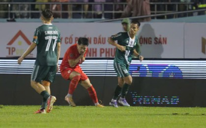 Va chạm ở V.League: Đình Bắc bị cựu sao HAGL giật cùi chỏ