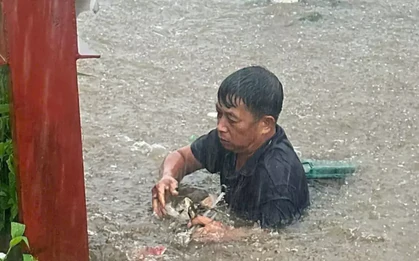 Trưởng thôn ở Đắk Lắk xuống cống vớt rác giữa mưa lớn