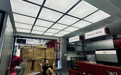 Nam diễn viên phim giờ vàng VTV hiện cùng vợ hơn 3 tuổi bán cà phê, trà sữa trên đường Xã Đàn, Hà Nội