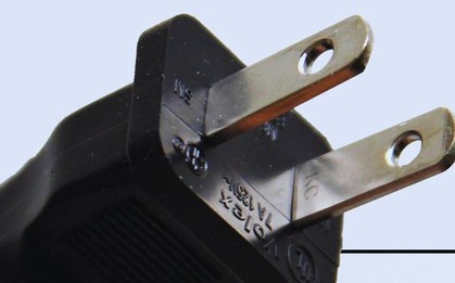 90% người dùng đồ điện không biết công dụng của 2 chiếc lỗ nhỏ trên phích cắm dẹt