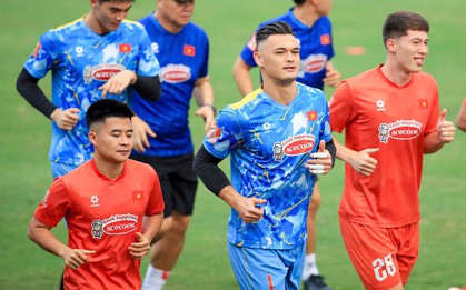 Lê Giang Patrik gây chú ý với mái tóc vuốt ngược bảnh bao trong buổi tập của ĐT Việt Nam