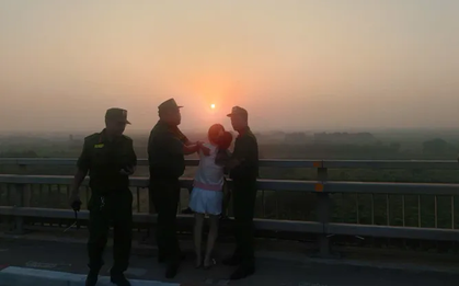 Kịp thời ngăn cản người phụ nữ bế theo cháu bé có ý định tự tử tại cầu Nhật Tân