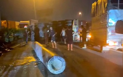 Rơi cột bê tông khiến 3 ô tô tông liên hoàn, quốc lộ 5 ùn tắc kéo dài trong đêm