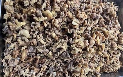 Phụ huynh phản ánh suất ăn "toàn tóp mỡ", xã nói "thịt chế biến không đẹp mắt"