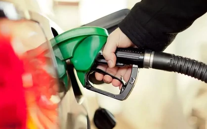 Giá xăng tăng mạnh, E10RON95 vượt 27.000 đồng/lít