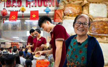 Chờ 1 tiếng mua bánh Trung thu Bảo Phương, bà cụ lại quay về xếp hàng tiếp vì “sáng mua 10 hộp vẫn thiếu”