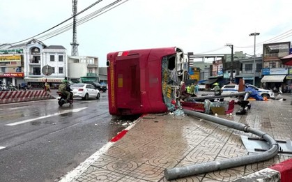 Vụ xe khách lật nghiêng, 2 người tử vong: Nghe tiếng con khóc mà không thể giúp được gì