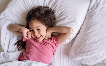 Nghiên cứu tâm lý: Nếu buổi sáng thức dậy có 4 biểu hiện này, chứng tỏ con đang cảm thấy vô cùng hạnh phúc