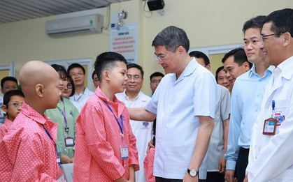 Thủ tướng Lê Minh Hưng thăm hỏi, tặng quà bệnh nhi tại Bệnh viện K