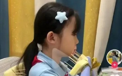 Loạt hình ảnh khiến nhiều phụ huynh hốt hoảng: Dừng ngay cách dạy con sai lầm này trước khi quá muộn!