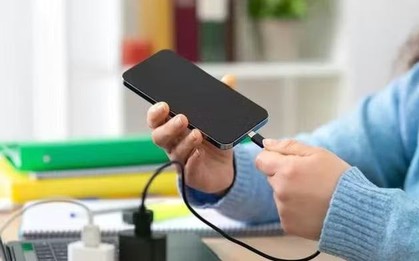 Lời khuyên cho những người thường xuyên sạc điện thoại đến 100%
