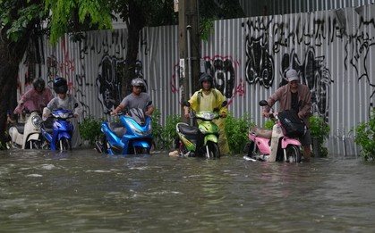 Bangkok đóng cửa trường học, đề nghị công chức làm việc tại nhà vì mưa lũ