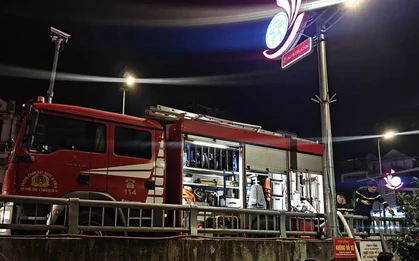 Cháy nhà 3 tầng trong ngõ 109 Âu Cơ, Hà Nội