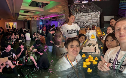Vì sao giữa đợt ngập lụt ở Bangkok lại xuất hiện loạt ảnh hàng quán biến thành hồ bơi, khách nâng ly giữa đàn vịt cao su?