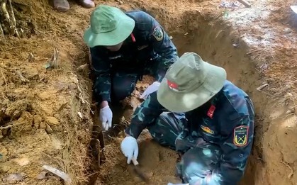 Trong lúc làm rừng, người dân ở Huế phát hiện phần mộ liệt sĩ cùng nhiều di vật
