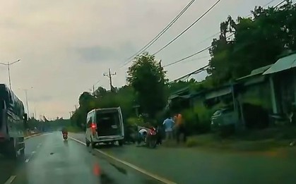 Áo mưa cuốn vào bánh xe, người phụ nữ ngưng tim giữa đường