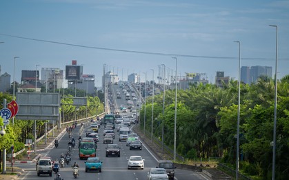Cảnh tượng gây chú ý trên cầu Nhật Tân giờ cao điểm sau khi tháo biển báo khoảng cách