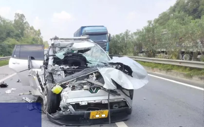 Xe con vỡ nát sau cú đâm đuôi xe đầu kéo trên cao tốc Nội Bài - Lào Cai