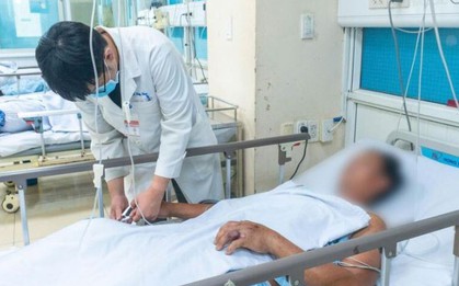 Đang cắt cỏ trong vườn, người đàn ông 44 tuổi bị con rắn màu xanh cắn vào tay